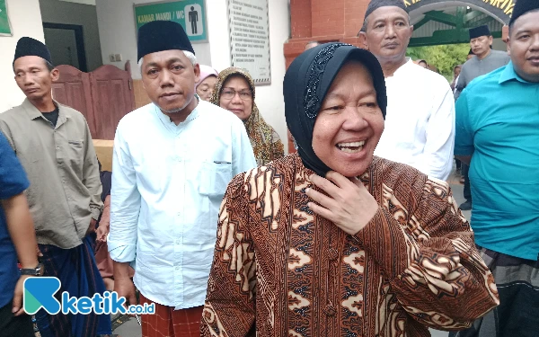 Thumbnail Berita - Risma Ziarah Makam Kyai Ageng Basyariyah di Sewulan Madiun