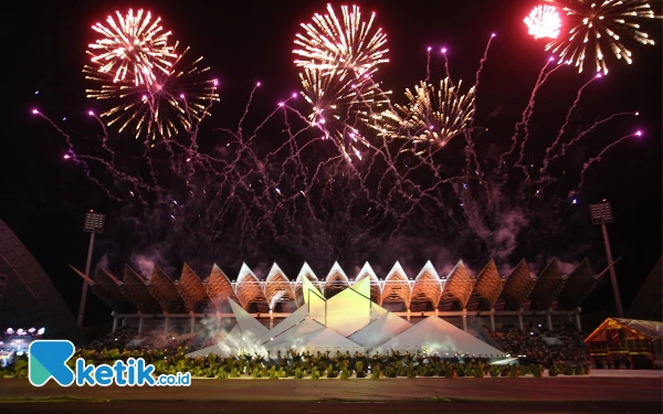 Thumbnail Pesta kembang api dalam Upacara Pembukaan PON XXI Aceh-Sumut 2024 di Stadion Harapan Bangsa, Kota Banda Aceh, Senin malam, 9 September 2024. (Foto: Khaesar/Ketik.co.id)