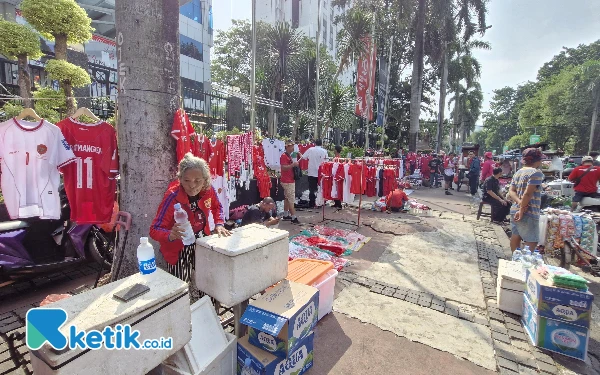 Thumbnail Pedagang memenuhi sekitaran Stadion Utama Gelora Bung Karno (SUGBK), tempat Timnas Indonesia akan menjamu Australia. (Foto: Naufal Ardiansyah/ Ketik.co.id)