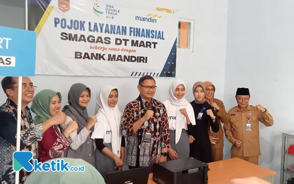 Thumbnail Berita - Resmikan Layanan Finansial DT Mart SMAN 1 Karas, Kadindik Jatim: Bisa Kurangi Transaksi Pinjol