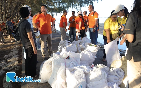 World Cleanup Day, Ascott Regional Bali Pungut Sampah Pantai Mertasari