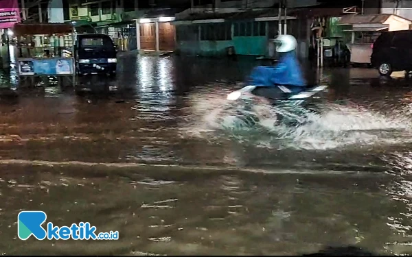 Thumbnail Berita - Banjir Genangi Inti Kota Rantauprapat, Tempat Ibadah hingga Gedung Sekolah Terendam