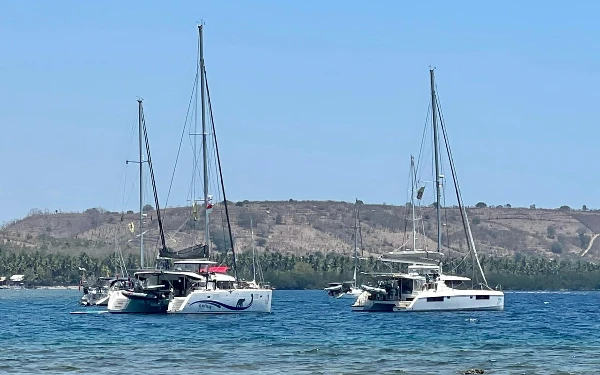 Thumbnail Wisatawan Dunia Acungi Jempol Pagelaran Sail To Indonesia 2024 di Pantai Gelora