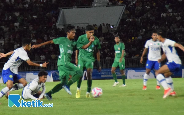 Thumbnail Berita - Sepak Bola PON 2024: Jatim Tembus Final, Fakhri Husaini Akui Anak Asuhnya Masih Demam Panggung