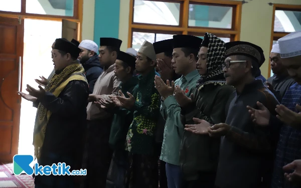 Thumbnail Berita - Bupati Bandung Ikut Menyolatkan Jenazah Fauzan, Korban Gempa Kertasari