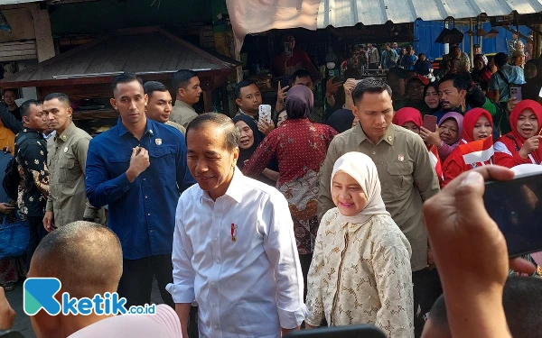 Thumbnail Berita - Presiden Jokowi Tinjau Harga Bahan Pokok di Pasar Dukuh Kupang, Telur dan Cabe Kembali Normal