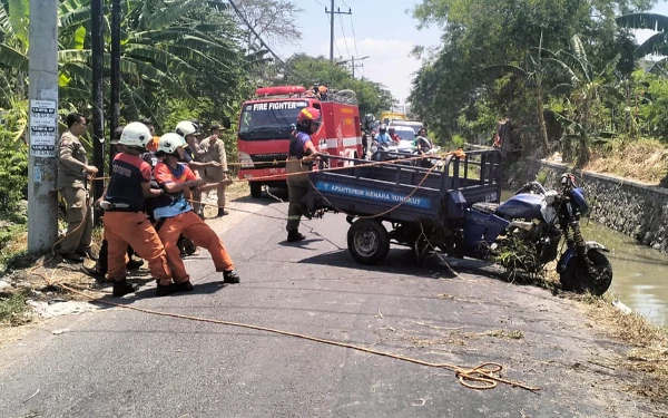 Thumbnail Berita - Tak Bisa Kendalikan, Motor Dorkas Tercebur ke Sungai Gunung Anyar Timur