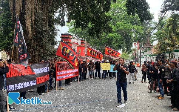 Thumbnail Ormas GPI Kepung Pendopo RHN, Siap Kawal Kasus Sewa Rumah Dinas Wabup Blitar hingga Tuntas