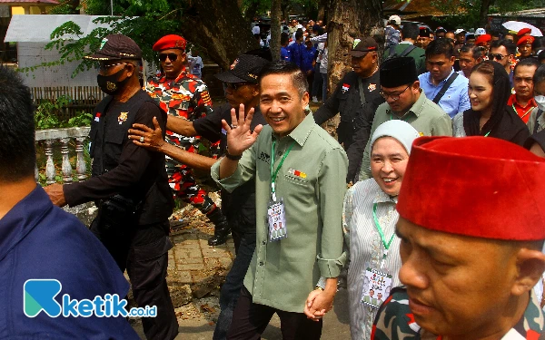 Thumbnail Pasangan Calon (Paslon) wali kota dan wakil wali kota Palembang Ratu Dewa-Prima Salam saat mendatangi kantor Komisi Pemilihan Umum (KPU) kota Palembang di Jalan. Mayor Santoso 20 Ilir D. III, Kecamatan. Ilir Timur I kota Palembang. Senin, 23 September 2024. Kedatang pasangan calon wali kota dan wakil wali kota Palembang tersebut memenuhi undangan Komisi Pemilihan Umum (KPU) untuk pengundian no urut calon wali kota dan wakil wali kota Palembang. Wahyu Rahmanto/Ketik.co.id