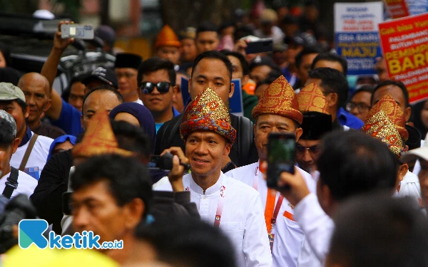 Thumbnail Pasangan calon (Paslon) wali kota dan wakil wali kota Palembang Yudha Pratomo dan Baharudin mendatangi kantor Komisi Pemilihan Umum (KPU) kota Palembang di Jalan. Mayor Santoso 20 Ilir D. III, Kecamatan. Ilir Timur I kota Palembang. Senin, 23 September 2024. Kedatang pasangan calon wali kota dan wakil wali kota Palembang tersebut memenuhi undangan Komisi Pemilihan Umum (KPU) untuk pengundian no urut calon wali kota dan wakil wali kota Palembang. Wahyu Rahmanto/Ketik.co.id