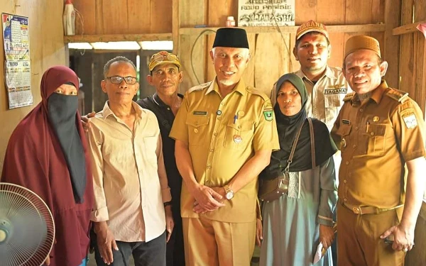 Thumbnail Berita - Gubernur Sumbar Beri Santunan Rp 42 Juta ke Keluarga Gadis Penjual Gorengan yang Dibunuh