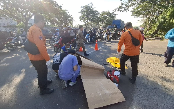 Thumbnail Berita - Tabrak Truk Trailer, Warga Gresik Tewas di Jalan Romokalisari