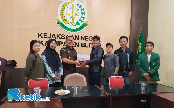 Thumbnail KRPK dan FMR Serahkan Laporan Dugaan Korupsi Dana Hibah di Kabupaten Blitar