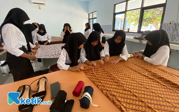 Mengenang Masa Lalu, Merangkai Masa Depan: Siswa Double Track SMAN 1 Muncar Lestarikan Seni Mewiru Kain Jarit