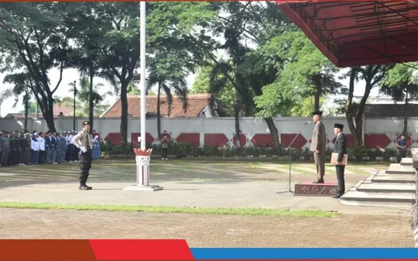 Thumbnail Inspektur upacara, Ariep Purnawan, S, AP., memimpin ikrar kesetiaan terhadap ideologi Pancasila di Lapang Setda (01/10/2024) (Foto: Prokopim Cianjur)