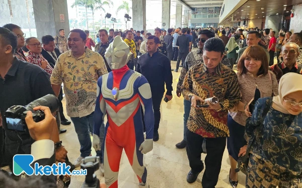 Thumbnail Ultraman Ditolak Masuk Gedung DPR, Jamaludin Malik Terpaksa Pakai Setelan Jas Hitam