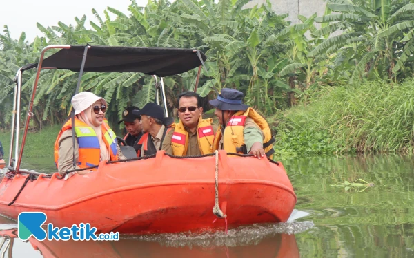 Thumbnail Berita - Plt Kepala DLH Jatim dan PJT I Patroli Air dari Gresik sampai Surabaya, Cegah Pencemaran Sungai