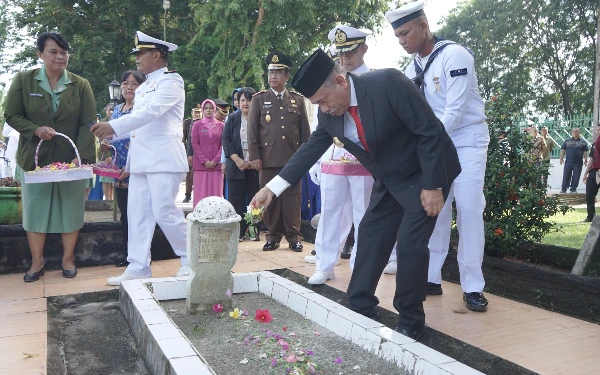 Thumbnail Berita - Kenang Jasa Pahlawan di HUT Ke-79 TNI, Pjs Bupati Asahan Tabur Bunga di TMP Kisaran