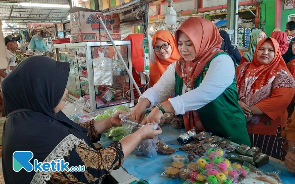 Thumbnail Blusukan ke Pasar Mangaran, Cawabup Ulfiyah Tampung Keluhan Pedagang