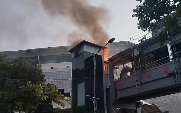 Thumbnail Berita - Konsleting Listrik, Panel di JPO Depan Delta Plaza Terbakar