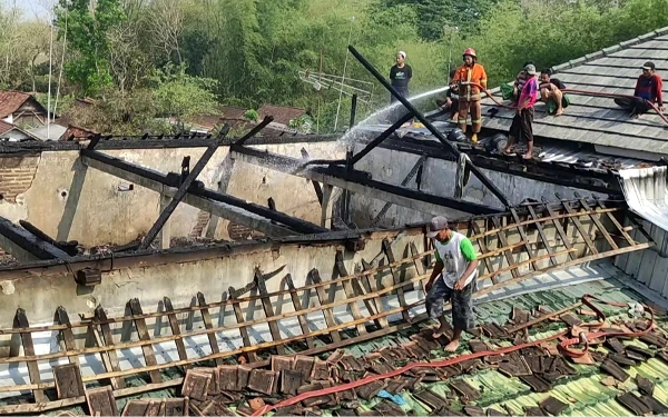 Santri Sigap, Kebakaran Rumah Pengasuh Ponpes Al- Hasaniyah Hanya di Atap Lantai 3