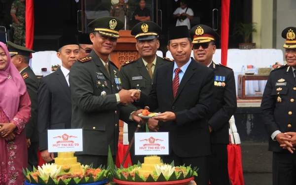 Thumbnail Berita - Plt Bupati Pasaman Barat Hadiri Upacara HUT TNI Ke-79