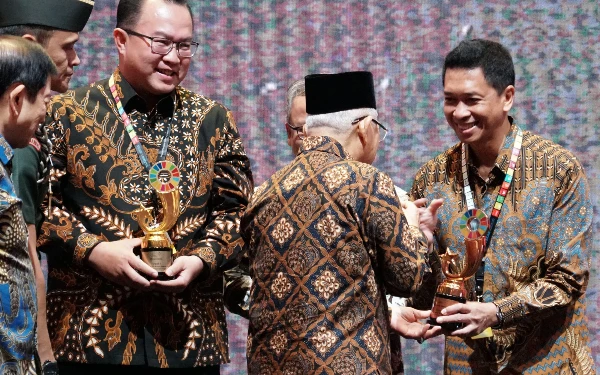 Thumbnail Berita - ITS Kembali Sabet Perguruan Tinggi Terbaik Ke-3 Indonesia's SDGs Action Awards 2024