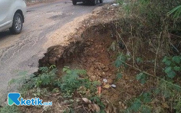 Thumbnail Awas! Jalan Penghubung 2 Kecamatan di Sampang Longsor