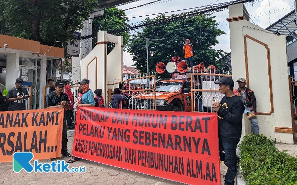 Thumbnail Keluarga Terdakwa Pembunuhan dan Pemerkosaan Siswi SMP Demo di Depan PN Palembang Jelang Sidang Putusan