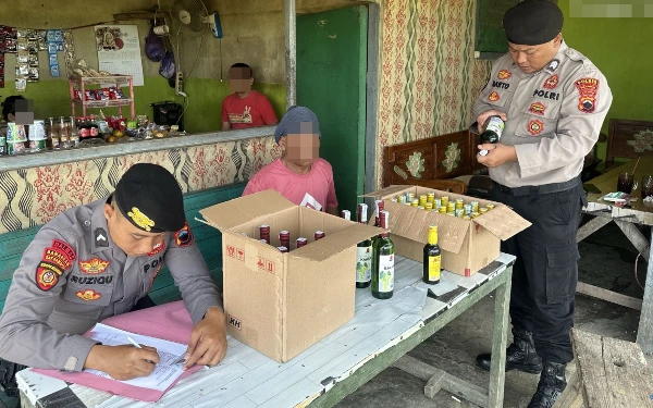 Ratusan Botol Miras Berbagai Merek di Wilayah Sragi Pekalongan Diamankan Polisi