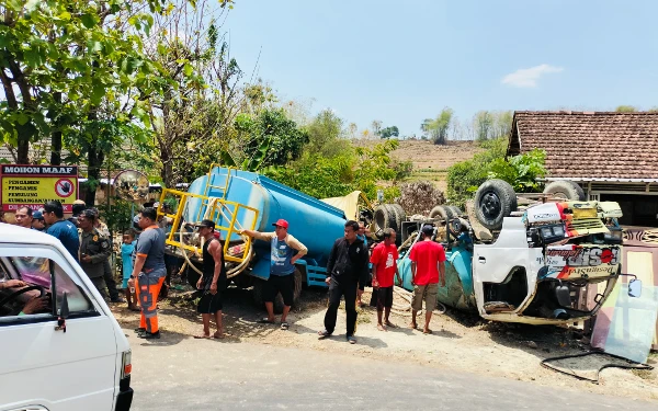 Thumbnail Truk Tangki Air Bersih Bantuan SIG untuk Warga Trantang Kerek Tuban Kecelakaan