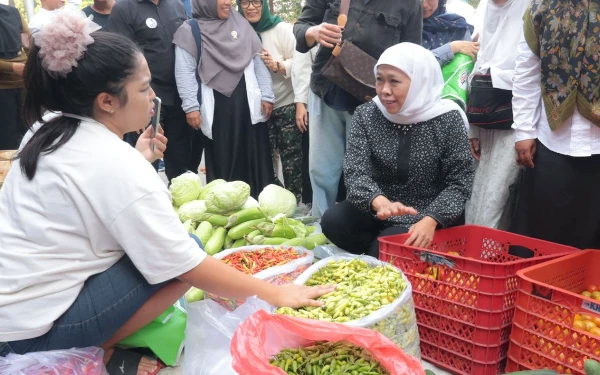 Thumbnail Berita - Datangi Pasar Templek Blitar, Cagub Jatim Khofifah Cek Harga