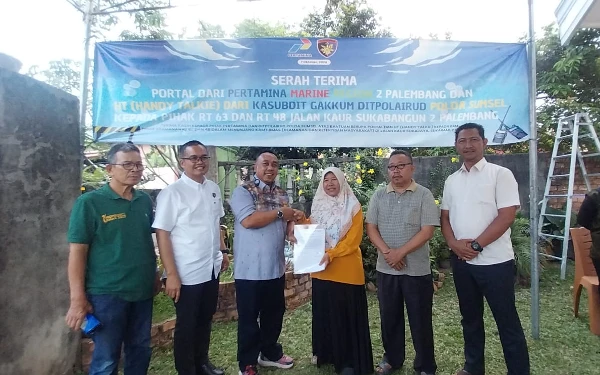 Tingkatkan Keamanan, Pertamina bersama Ditpolairud Polda Sumsel Bagikan Portal dan HT