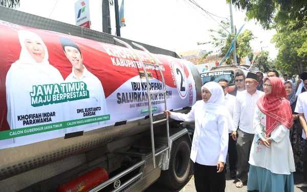 Khofifah Bagikan Air Bersih untuk 5 Desa Terdampak Kekeringan di Lumajang