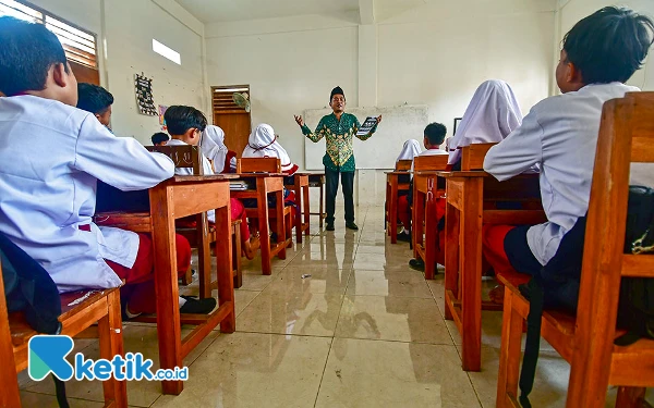 Thumbnail Kepala Sekolah M Yaser Arafat mengedukasi murid kelas 6 tentang hidup sehat tanpa judi online di SDIT Muhammadiyah Wirosari, Kabupaten Grobogan, Jawa Tengah, Senin, 14 Oktober 2023. Berdasar data Satuan Tugas Pemberantasan Judi Online bahwa hingga Juni 2024 tercatat ada sekitar 80.000 anak usia di bawah 10 tahun terdeteksi bermain judi online. (Foto: Achmad Fazeri/Ketik.co.id)