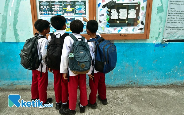 Thumbnail Murid-murid kelas 5 membaca Mading yang berisi infografis tentang bahaya judi online di SDIT Muhammadiyah Wirosari, Kabupaten Grobogan, Jawa Tengah, Senin, 14 Oktober 2024. Berdasar data Satuan Tugas Pemberantasan Judi Online bahwa hingga Juni 2024 tercatat ada sekitar 80.000 anak usia di bawah 10 tahun terdeteksi bermain judi online. (Foto: Achmad Fazeri/Ketik.co.id)