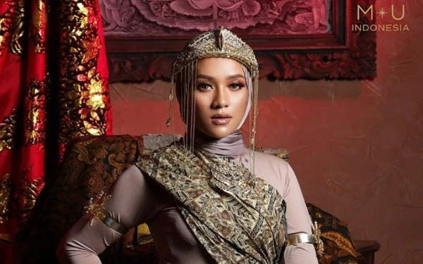 Thumbnail Ravena Wulandari kenakan pakaian bermotif batik di ajang Miss Universe Indonesia 2024 (14/10/2024) (Foto: Instagram @ravenawulandari)