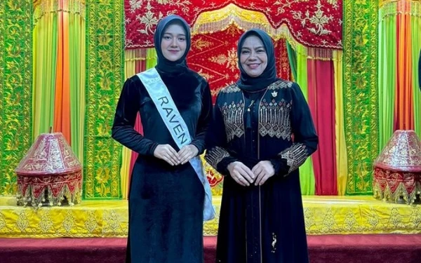 Thumbnail Ravena Wulandari foto bersama Ibu Pj Gubernur Aceh sebelum berangkat ke ajang Miss Universe Indonesia 2024 (14/10/2024) (Foto: Instagram @ravenawulandari)