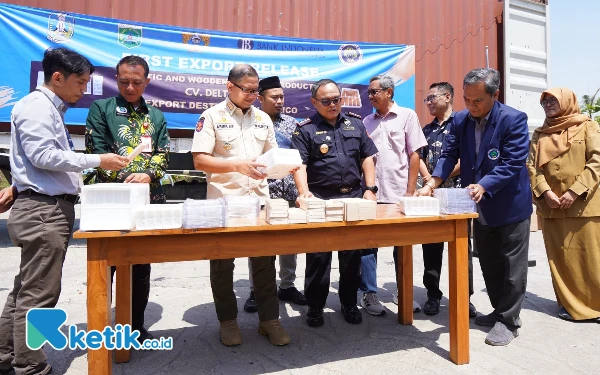 Thumbnail Berita - Kotak Ikan Produk Kota Batu Tembus Pasar Internasional, Pj Wali Kota Beri Apresiasi