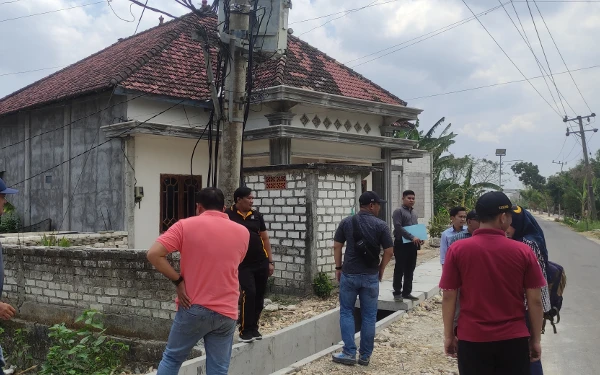 Thumbnail Berita - Pencaplokan dan Perusakan Pagar Rumah oleh Pemdes Mlangi Tuban untuk Proyek Drainase Naik Sidik, Tinggal Penetapan Tersangka