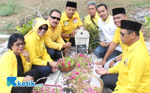 Thumbnail HUT Ke-60 Golkar, Kader Ziarah Makam Pendiri dan Konsolidasi Pemenangan Bambang-Bayu di Kota Blitar