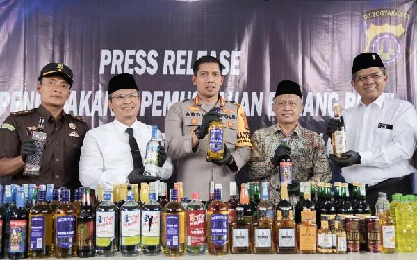 Thumbnail Berita - Didukung Pemkab, Jajaran Polresta Sleman Musnahkan Ribuan Botol Miras Ilegal