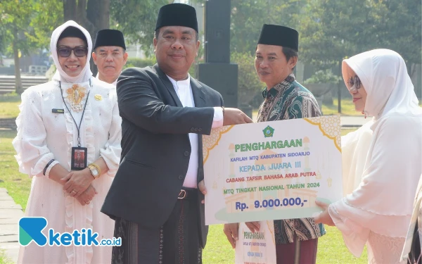 Thumbnail Peringati Hari Santri Nasional 2024, Pjs Bupati Sidoarjo Beri Penghargaan Santri-Santri Berprestasi