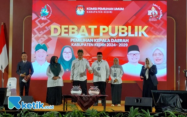 Thumbnail Debat Perdana Pilkada Kediri 2024, Kedua Paslon Beberkan Program Unggulan untuk Masyarakat