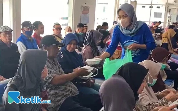 Tebar Berkah di Hari Jumat, Pasien RSUD dr. Darsono Pacitan Dapat Kuliner Cuma-cuma