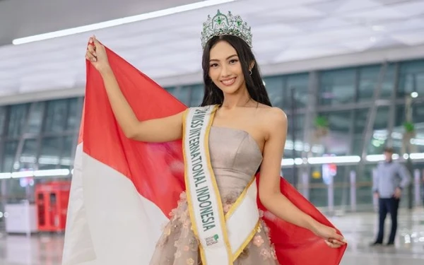 Thumbnail Puteri Indonesia Lingkungan 2024, Sophie Kirana resmi berangkat ke Jepang menuju ajang Miss International 2024 (26/10/2024) (Foto: Sophie for Ketik.co.id)