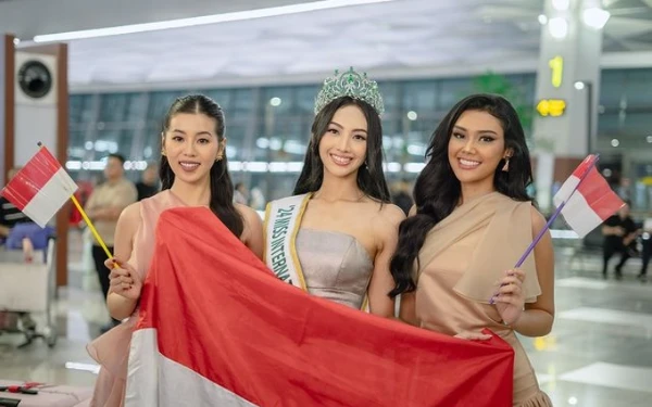 Thumbnail Puteri Indonesia Pendidikan dan Kebudayaan 2024, Melati Tedja dan Puteri Indonesia 2024, Harashta Haifa Zahra ikut mengantarkan Puteri Indonesia Lingkungan 2024, Sophie Kirana ke Bandara Soekarno Hatta (26/10/2024) (Foto: Sophie for Ketik.co.id)