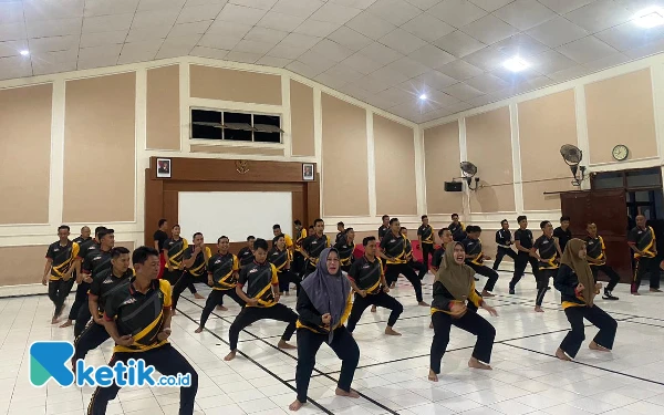 Thumbnail Berita - Asah Kemampuan Bela Diri, Petugas Rutan Situbondo Gelar Latihan Silat