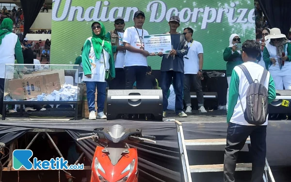 Thumbnail Meriahkan Jalan Sehat HSN, Juragan Parkir 55 Sumbang Hadiah Motor ke PC Muslimat NU Kota Madiun