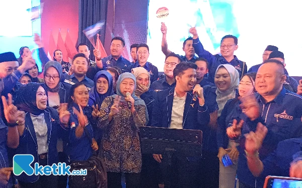 Thumbnail Jelang Coblosan, Khofifah-Emil Kumpulkan Barisan PAC dan Ranting Partai Demokrat Jatim